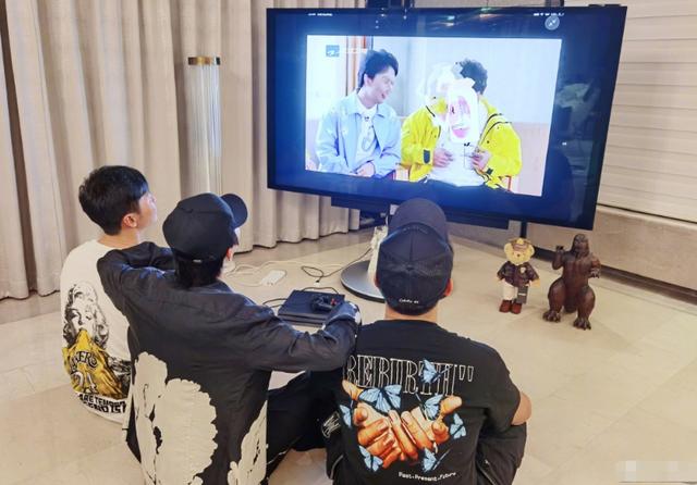 「Angelababy」baby晒照罕见曝光豪宅！东方明珠近在咫尺，客厅大到能安装滑滑梯