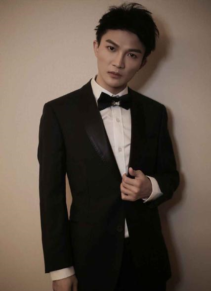 周深|从小被同学嘲笑,高晓松掏腰包给他出唱片,周深一路走来苦乐参半