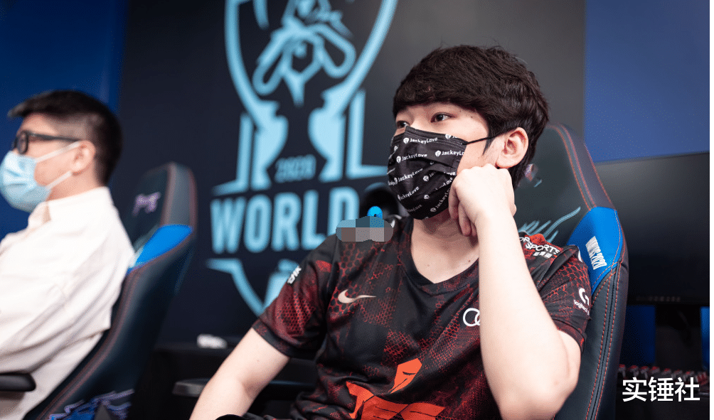 翻译|晋级后阿水因头大采访出事故!欧美女主持笑出声,翻译差点没憋住