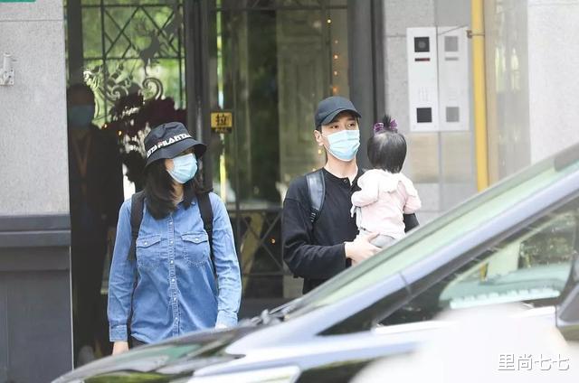 [高圆圆]赵又廷一家三口现身！高圆圆发福粗好腿，女儿扎朝天辫穿粉衣超萌