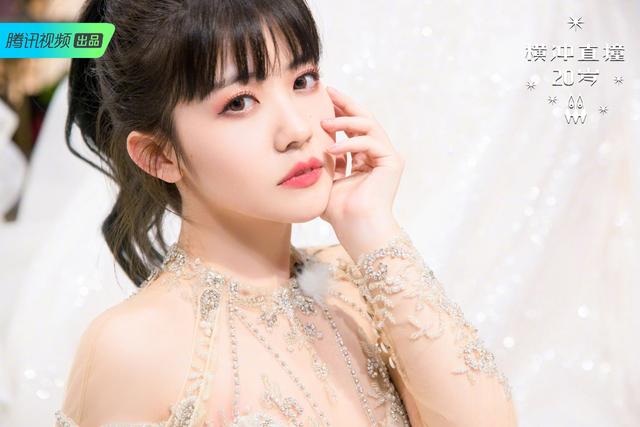 [火箭少女]火箭少女拍摄闺蜜婚纱照！孟美岐稳坐C位出镜，输给甜美风杨超越