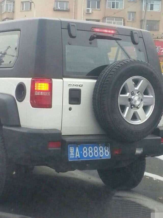 提心吊胆@“乔四”车牌回来了，当年让人提心吊胆，新车主身份成谜
