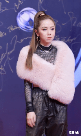 戚薇|红毯高清镜头女明星全露怯，国际章也扛不住，张萌戚薇脸太吓人