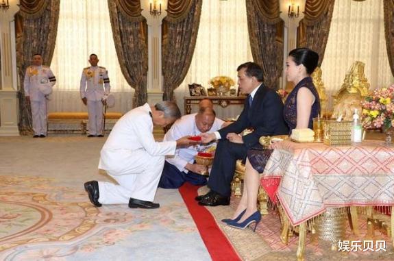 发型|苏提达王后换发型！42岁的她挽起贵妇发髻显贵气，气质惊艳又高级