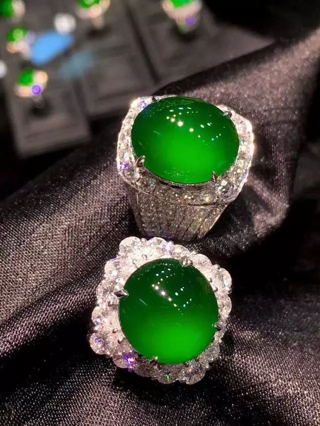 『翡翠』老大爷嫌自己佩戴的翡翠水头不太好，将其用水一泡，结果揪心了！