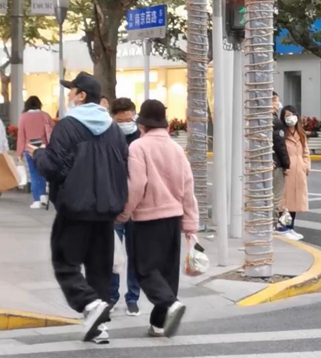 邓超|邓超孙俪逛街被偶遇，夫妻俩包裹严实，全程十指紧扣大方秀恩爱