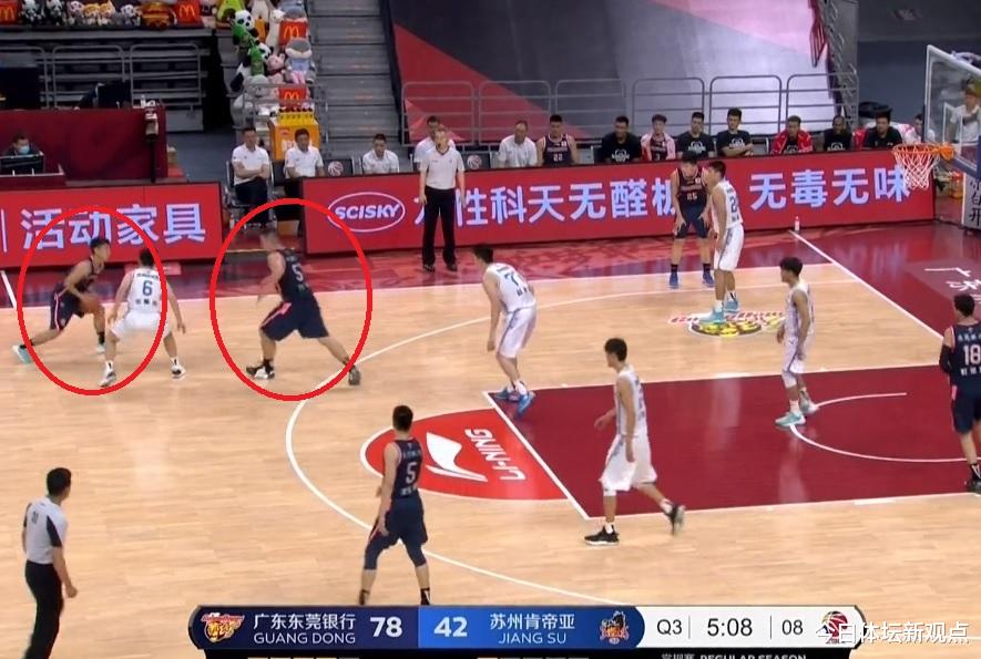 「徐杰」仅剩8秒不传球,徐杰硬要戏耍2米1中锋,3秒后阿联忍不住鼓掌庆祝