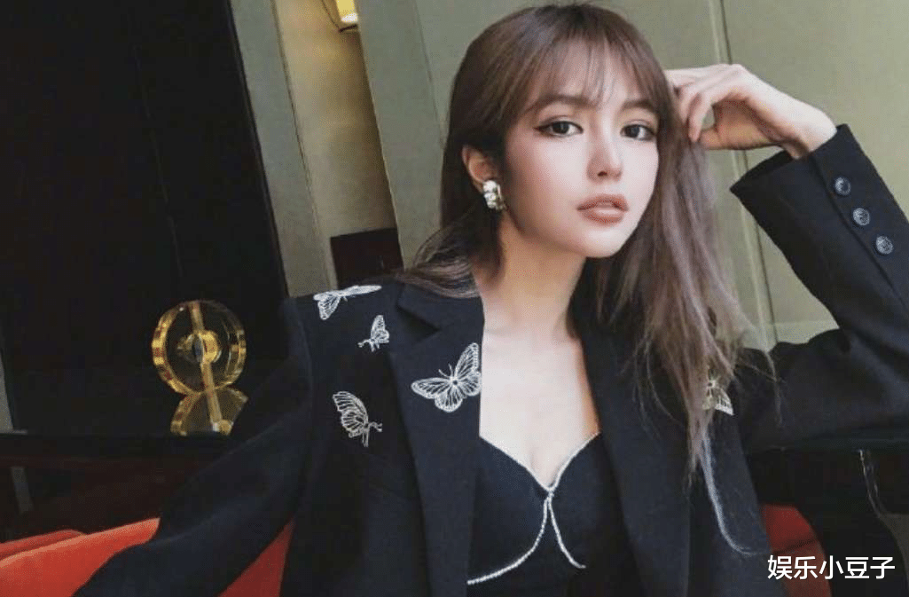 #勒布朗·詹姆斯#周扬青的实力有多强？NBA赛场坐詹姆斯旁，网友：难怪有恃无恐！