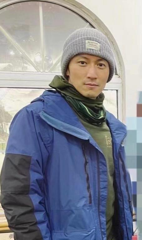 谢霆锋|40岁谢霆锋曝近照,面色枯黄眼袋重,被粉丝当成路人