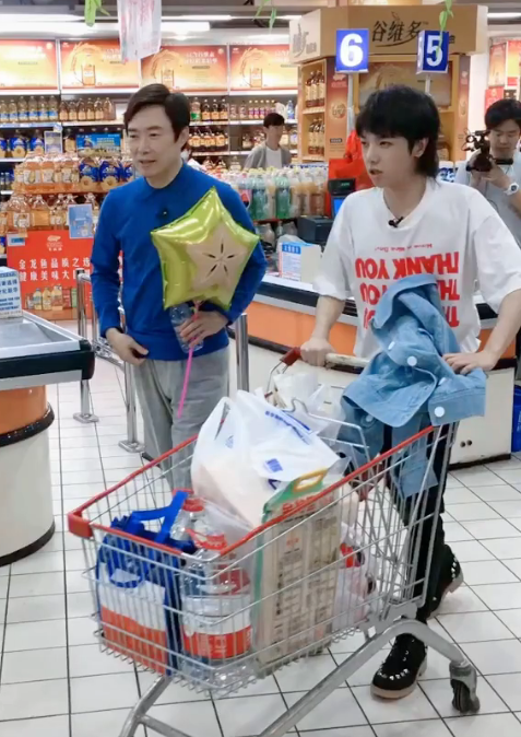 [华晨宇]华晨宇带小孩买东西，谁注意购物车都买了啥？成年人身份太真实了