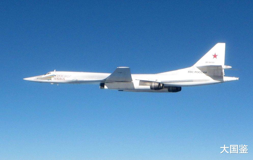 #轰炸机#将美国警告当空气！300吨轰炸机挂弹突防，开加力甩掉北约战机