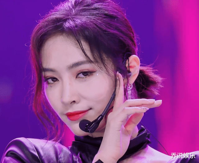 许佳琪@青你2:难怪许佳琪排名暴跌,C位争不过孔雪儿,队长败给虞书欣