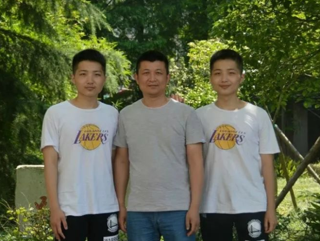 『替考』高考双胞胎替考会被发现吗?看到考官的对应办法,网友:打扰了