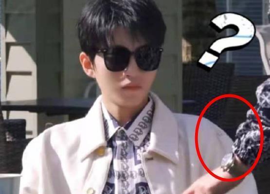 王俊凯|王源化作助理递给王俊凯手机，袖子刚出镜就被认出，真住一起了？