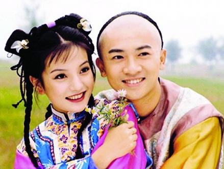 林心如@拍还珠格格时，林心如曾哭着央求琼瑶，赵薇房间挂着三条男人裤子