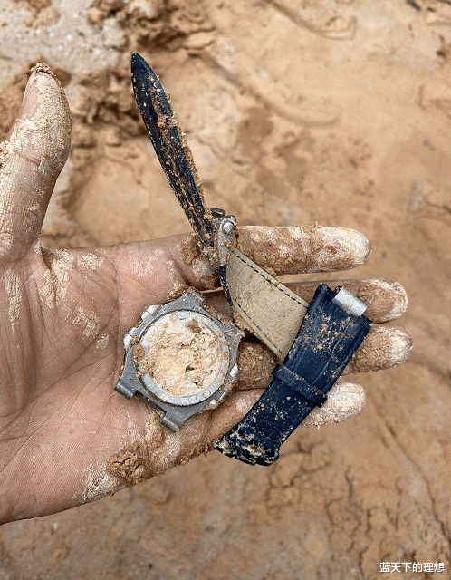 「」今天玩泥巴捡到的，请问什什么表，值钱吗？网友的回答是不是逗我哈！