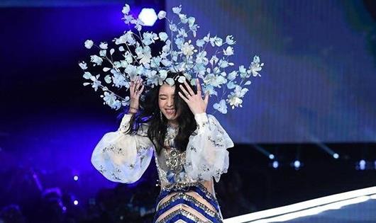 主持人|她18岁走秀泳裤不慎掉落，淡定走完全程，如今成为央视著名主持人