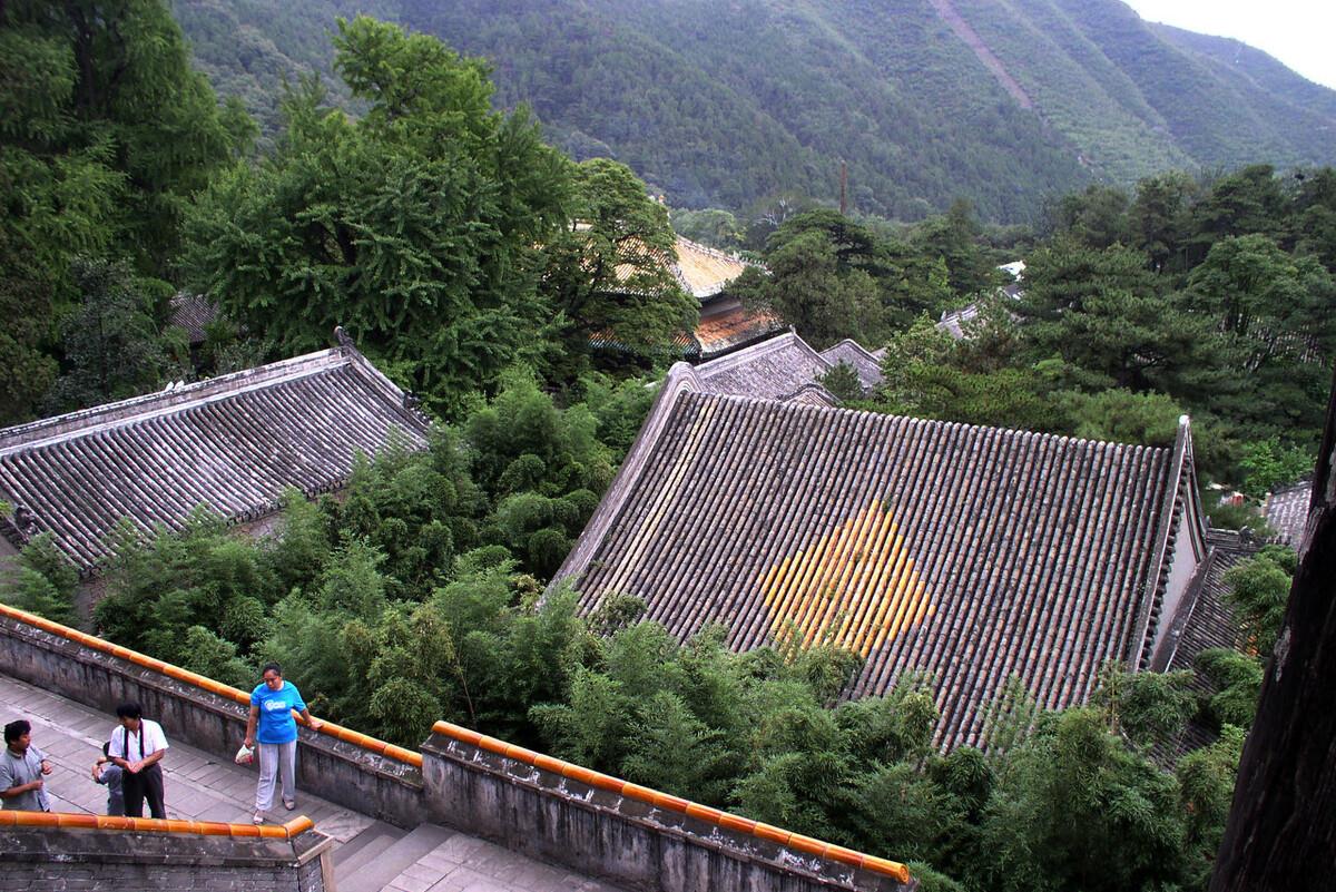 化石|不是飞虫强光和ufo,潭柘寺监控拍下的光球难道真的是佛祖显灵?