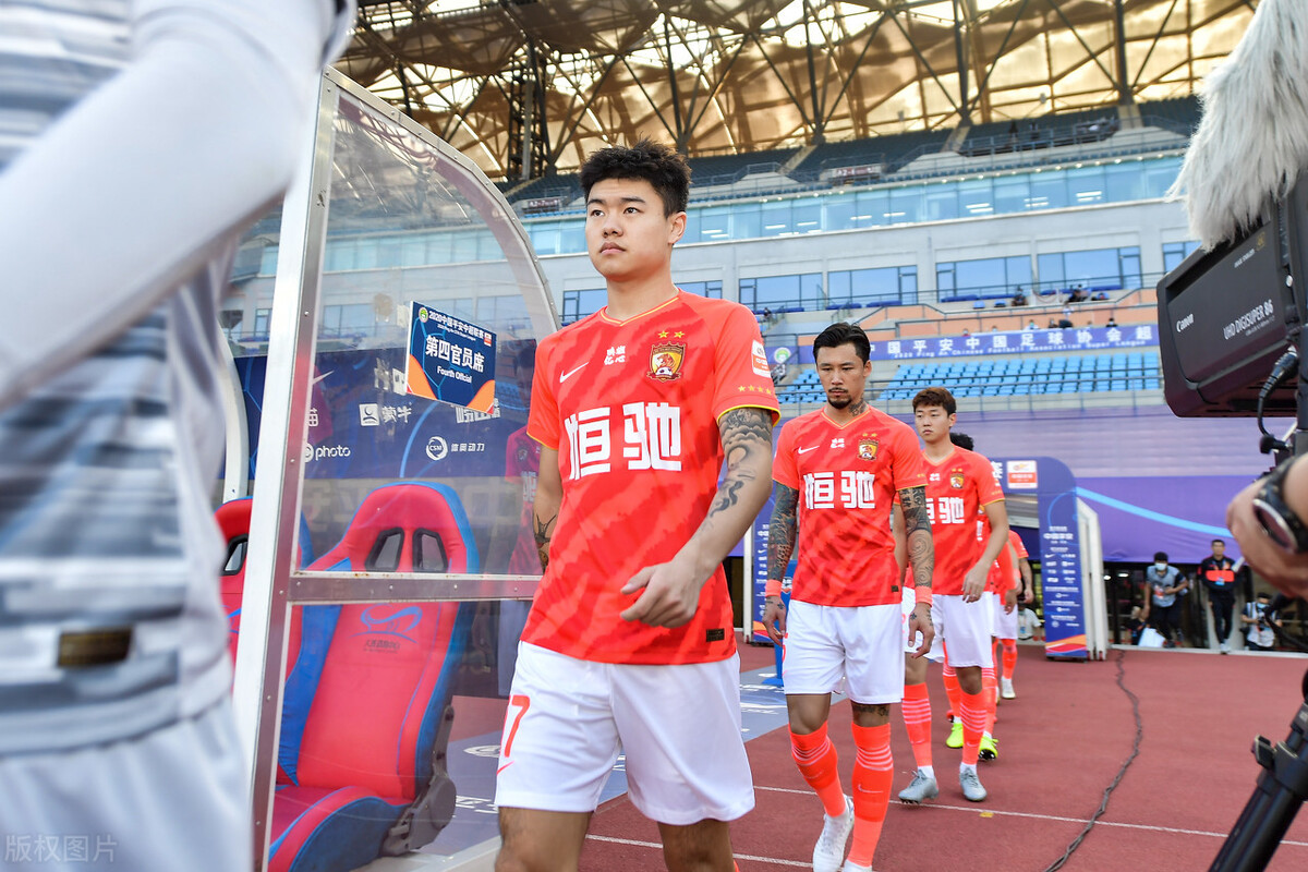 广州恒大|冤不冤！恒大本轮输鲁能球迷揪出最大水货，直言他葬送球队好局