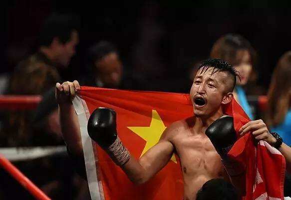 【邹市明】39岁拳击冠军邹市明,9年得3儿子,35岁娇妻颜值巅峰,羡煞旁人