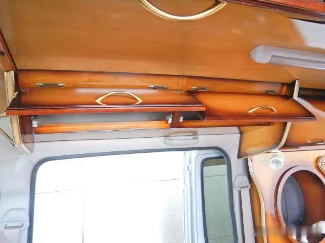 房车：2人垂钓专用车！设计巧妙就连方向盘都带餐桌，老两口用挺合适