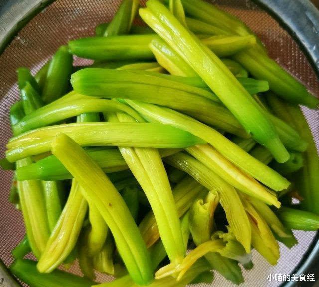 凉拌|它是夏天“助眠菜”，常吃一回，睡眠如婴儿，好吃美味，宁心安神