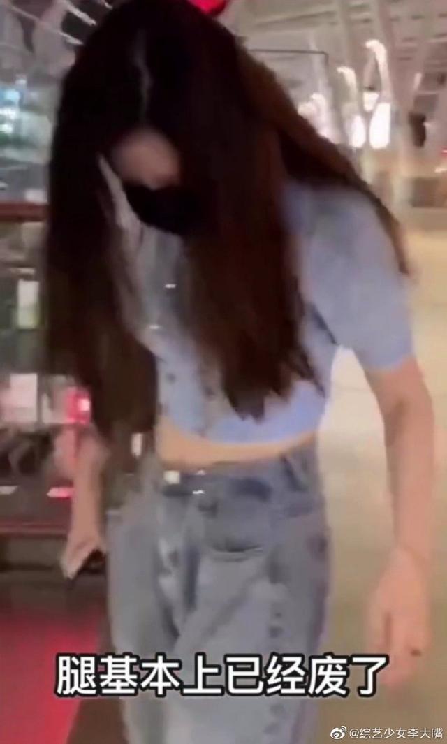 『金莎』金莎女团妆惊艳，张萌透露女星集体拒交手机，姐姐综艺未播先红