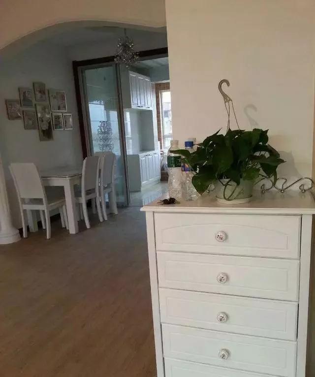 榻榻米|老公坚持客厅不吊顶！只走一圈石膏线！完工反而漂亮还实惠！