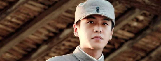 张若昀▲张若昀的家庭堪称娱乐圈最乱，父亲五次离婚，现如今后妈是90后