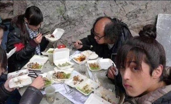 戚薇|明星们的两条不成文“规定”，打牌不喊戚薇，吃饭不叫胡歌