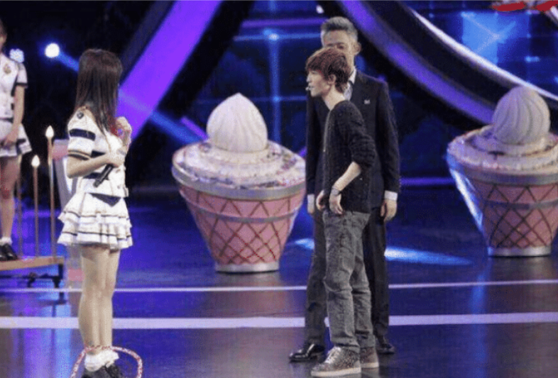 郭敬明|当1米59鞠婧祎撞上1米55郭敬明，仅差4cm，网友：谎报身高尴尬不