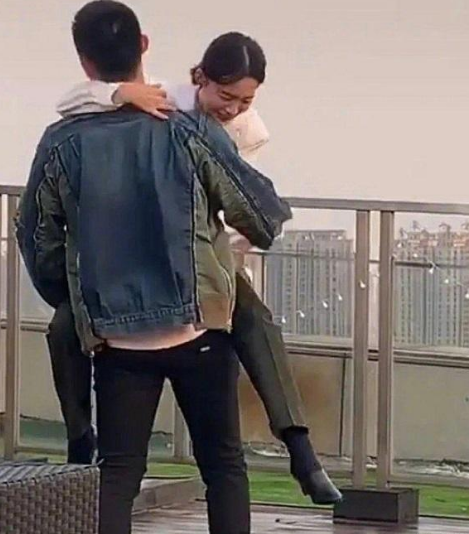 #向往的生活#李沁和黄景瑜拍新戏，两人天台上演“熊抱”，看到背影莫名想笑！