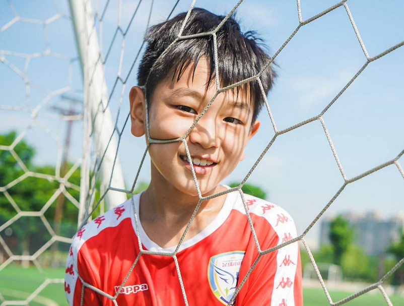 【巴塞罗那】9岁成为国足顶梁柱，天才永不被埋落，已然前往巴萨试训