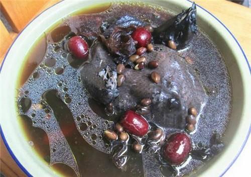 【红枣】红枣黑豆乌鸡汤的做法，营养丰盛味道好，做法简单汤浓肉嫩