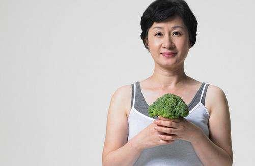 冻龄|40岁宝妈穿女儿校服,颜值不输“校花”,网友羡慕:是初恋的感觉