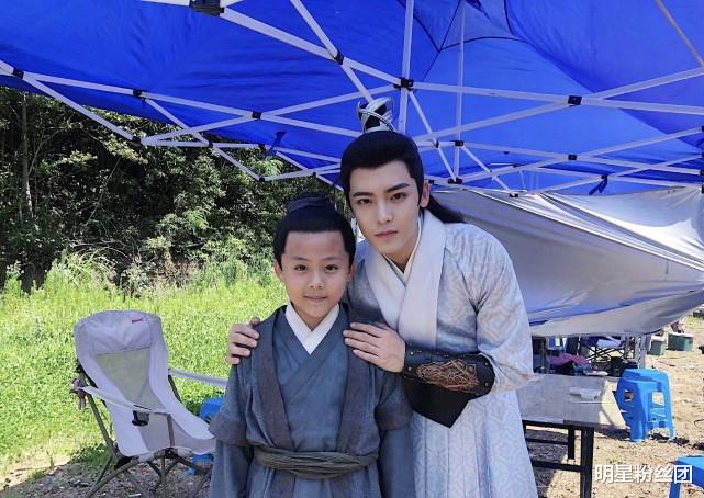 「关晓彤」关晓彤新剧杀青，造型又被吐槽，男主角古装扮相比她还秀气？