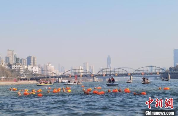 光明网视频 300余名“泳士”黄河兰州段“劈波斩浪”迎新年