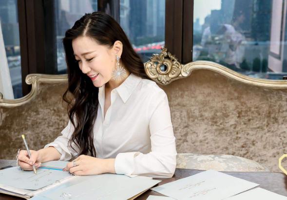 谭晶|国家一级演员谭晶,登12次春晚,43岁身价上亿,丈夫是最年轻院士