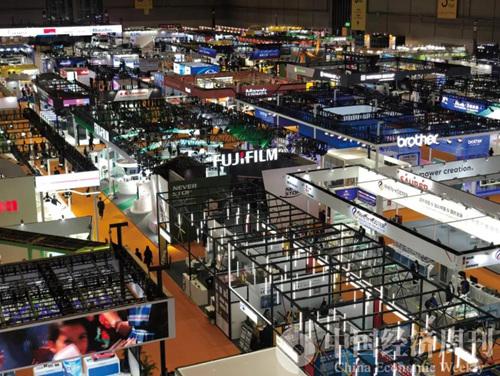 |来看进博会上的黑科技：和机器人打球，让它给你化妆……