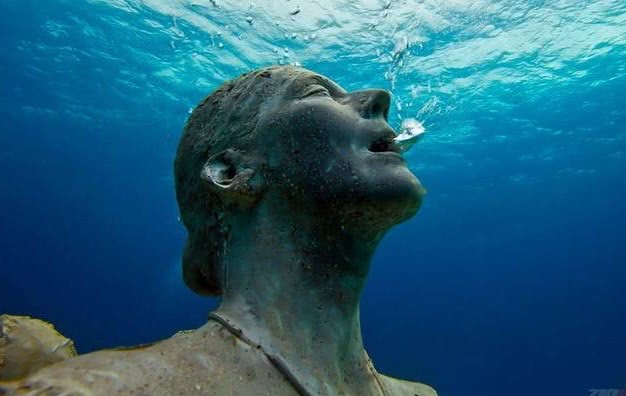 []为什么一个活着的人会下沉，而一个死去的人会浮在水上？