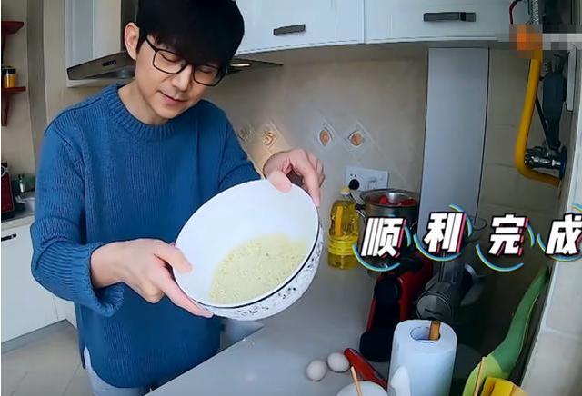 |何炅晒出自己长沙的家,头一次见这么大的厨房,还显得有点空旷了