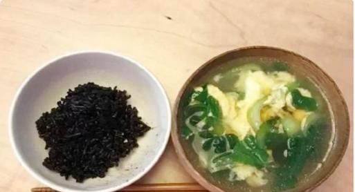 赵丽颖|赵丽颖升级当妈后依旧85斤，当看到她的晚餐后，宝妈：我宁愿胖！