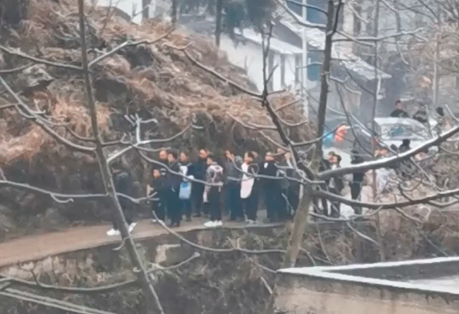 立哥社会谈 云南结婚与出殡相遇,互不相让,僵持超2小时