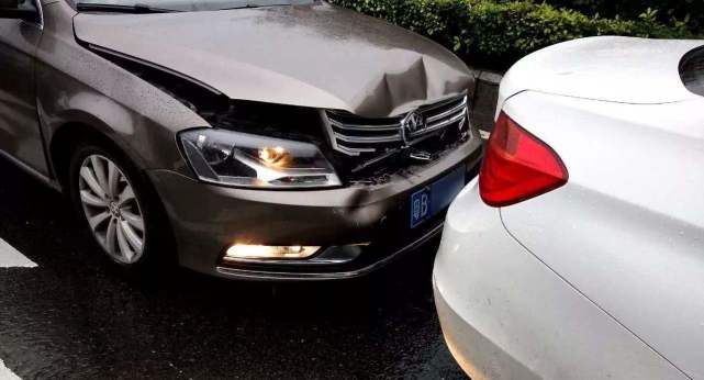 奔驰@奇瑞高速撞上奔驰，奔驰车主：给你10万，就不报警了