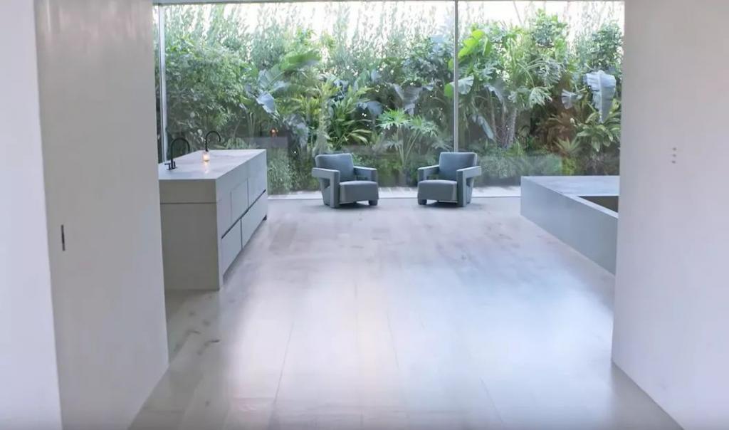 她被嘲讽太穷，一气之下晒出豪宅，结果她的冰箱，比你家都大