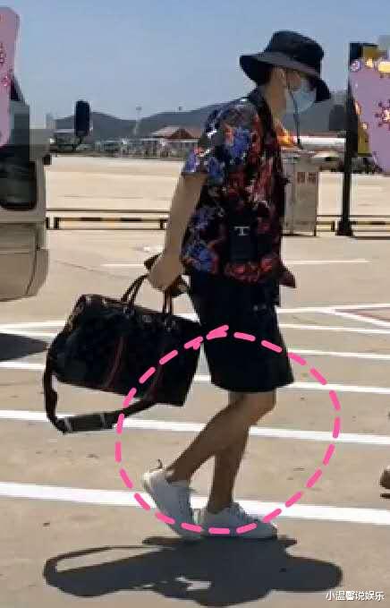 肖战|肖战结束工作抵达机场！穿短裤自己拿行李，“山药腿”意外抢镜