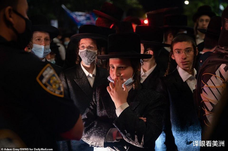 美國紐約民眾走上街頭抗議限制令：阻塞道路，焚燒口罩，毆打記者-圖3