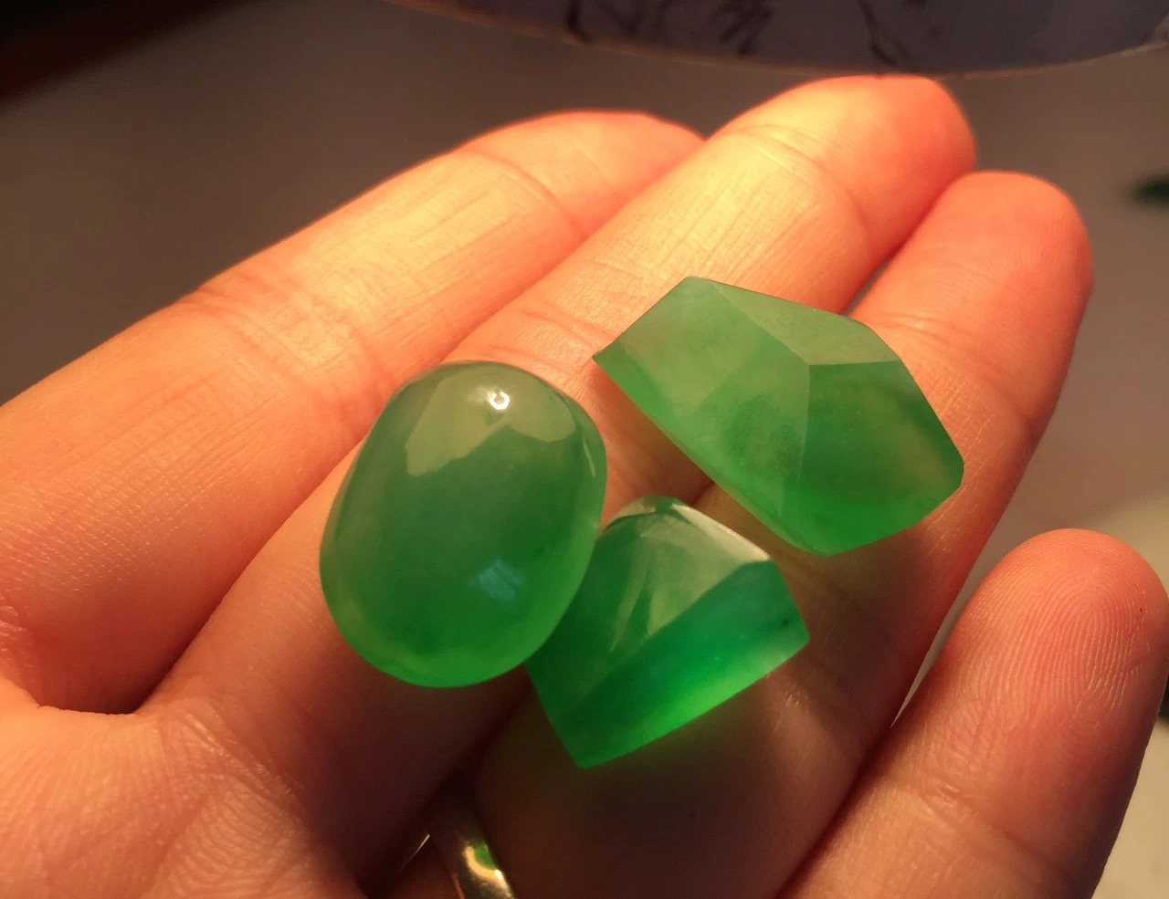 翡翠|?翡翠戒面小,价格却高的离谱,究竟是如何?
