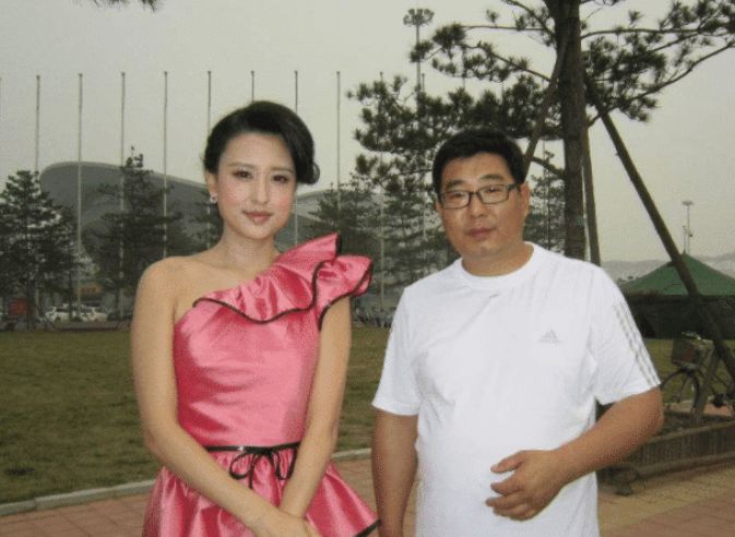 『央视』她是央视美女主持人，丈夫大了自己整20岁，站在一起犹如父女