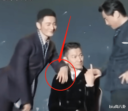 黄晓明|黄晓明搭肩刘德华，他却嫌重不断向下拉手臂，谁注意黄晓明表情？